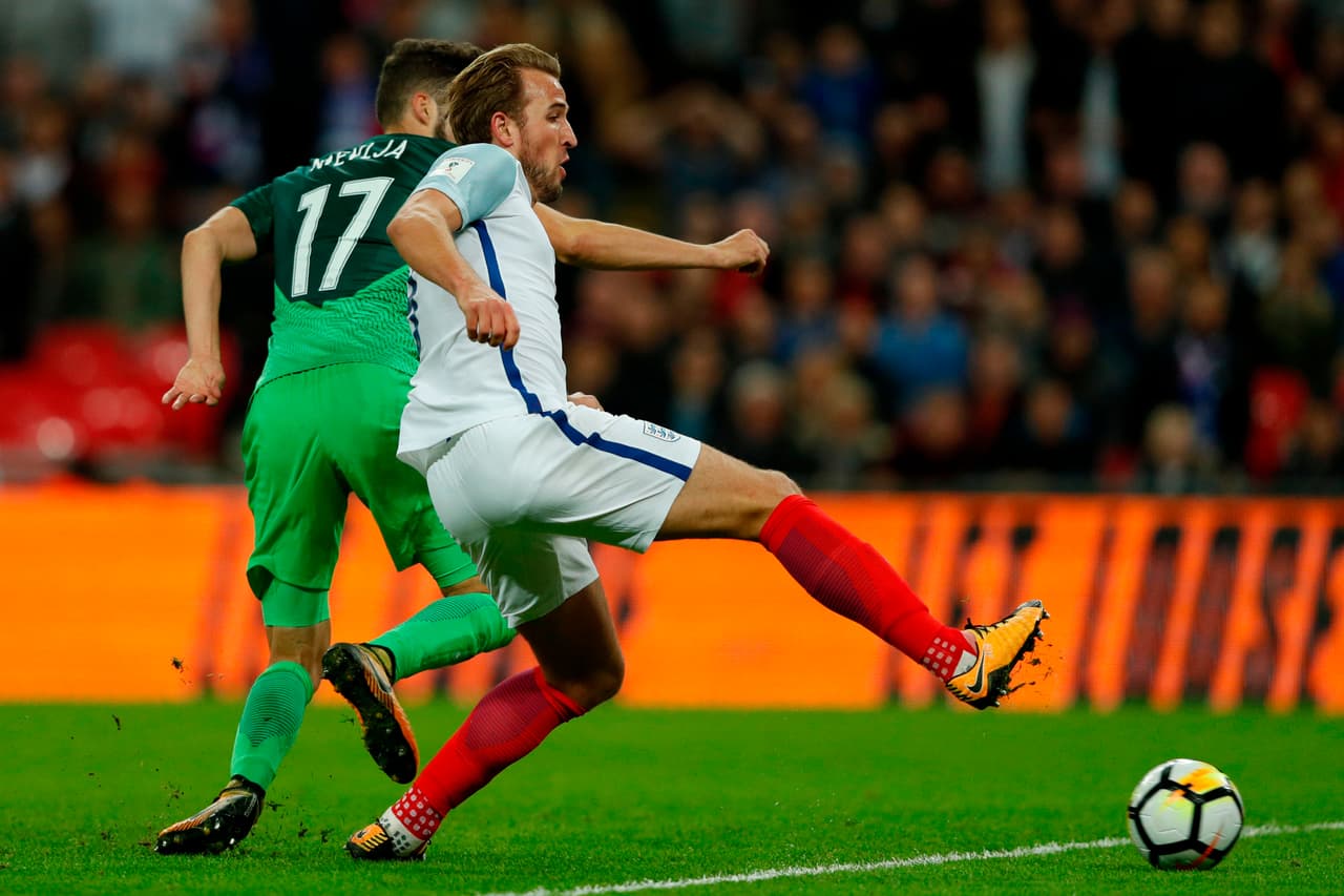 Al minuto 90, sobre el final, Kane se encontró con este balón que empujó ante la marca de la defensa eslovena.