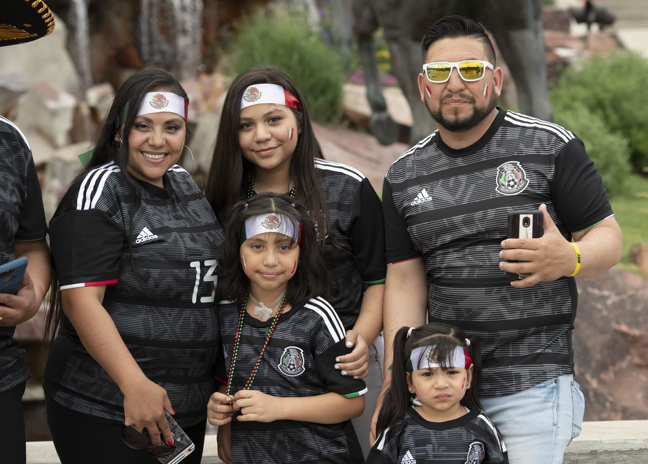 La afición mexicana llegó desde temprano para apoyar a la Selección Mexicana en su partido por la Copa Oro ante Canadá en Broncos Stadium en Denver. Como siempre, los seguidores del Tricolor le ponen un sabor especial a los partidos con su colorido, sus pancartas y las ocurrencias en la tribuna.