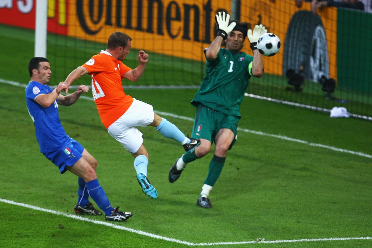 Militó en seis clubes y todos en países distintos.
<br>