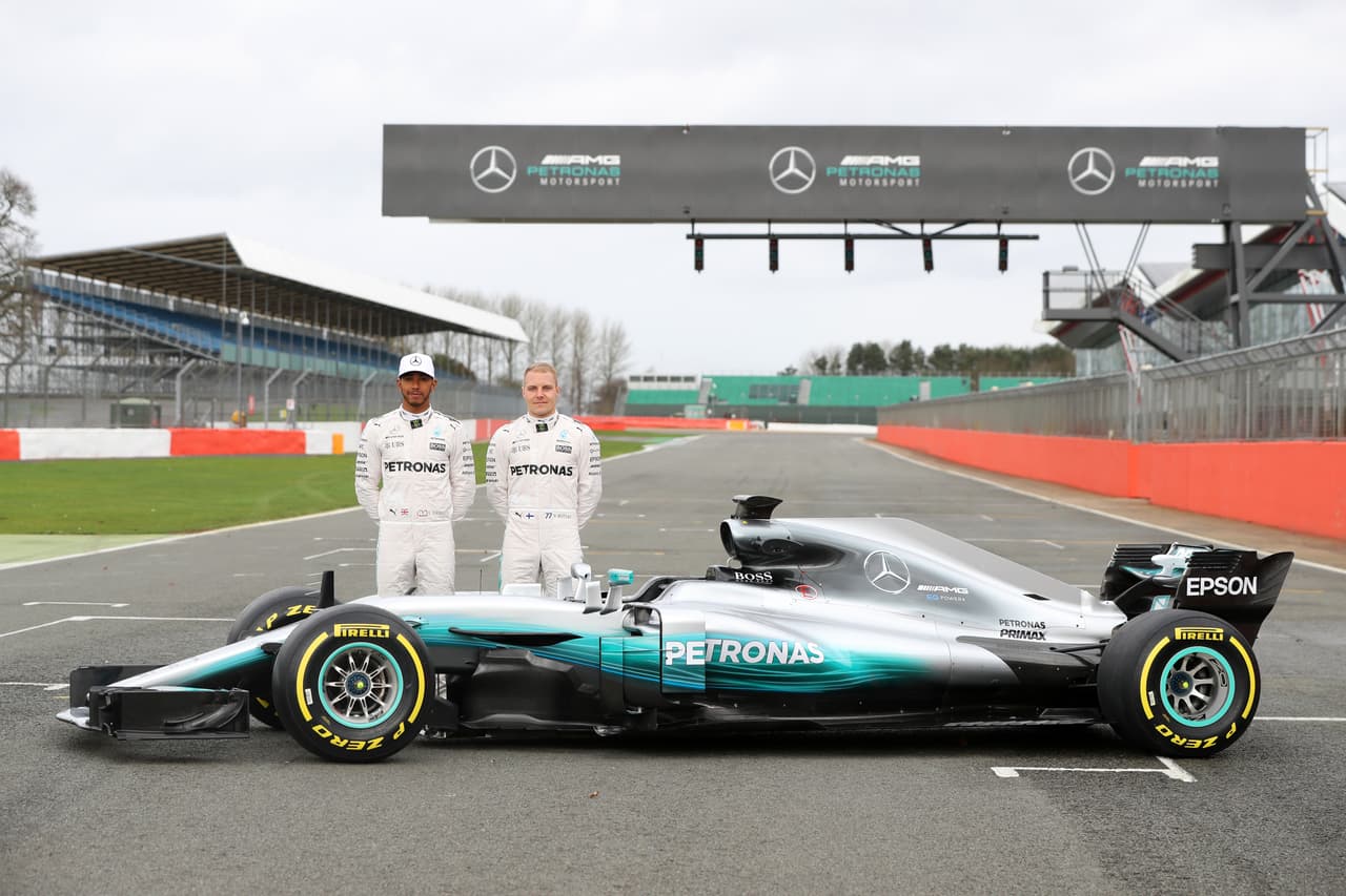 El Mercedes-AMG W08 sale a pista el 27 de febrero, en el inicio de los test de pretemporada de la Fórmula 1. La temporada comienza el 26 de marzo con el Gran Premio de Australia, en el Albert Park de Melbourne.