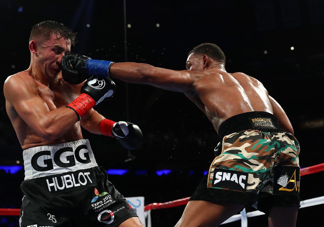 Actualmente tiene un registro de 34 victorias y dos derrotas, una de ellas ante 'GGG' en marzo del 2017.