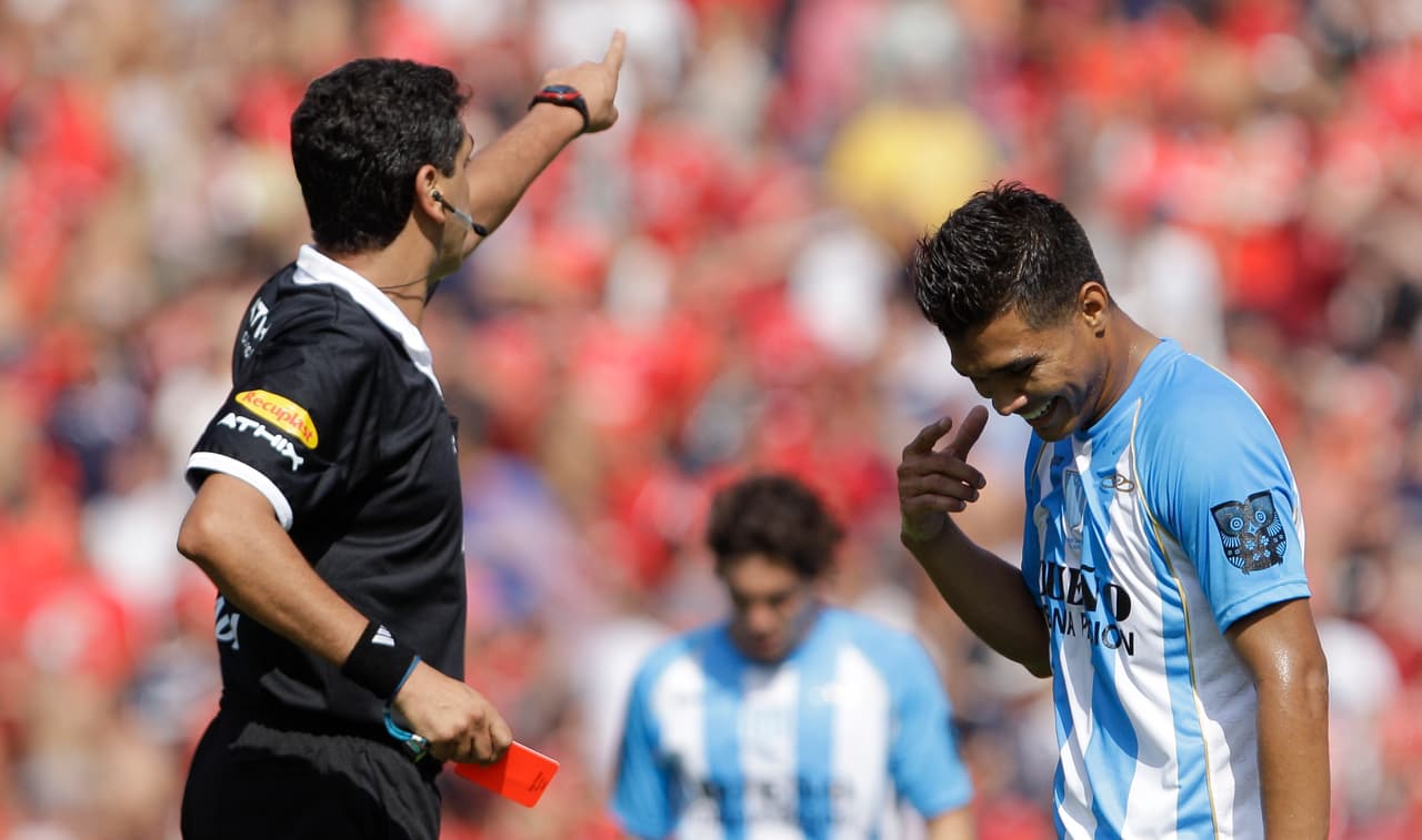Teófilo Gutiérrez - después de irse expulsado en el clásico de Avellaneda ante Independiente, el vestuario de Racing estalló. Varios de sus compañeros le recriminaron la acción y el colombiano sacó una arma de aire comprimido para amedrentarlos. La Policía tuvo que entrar a intervenir.