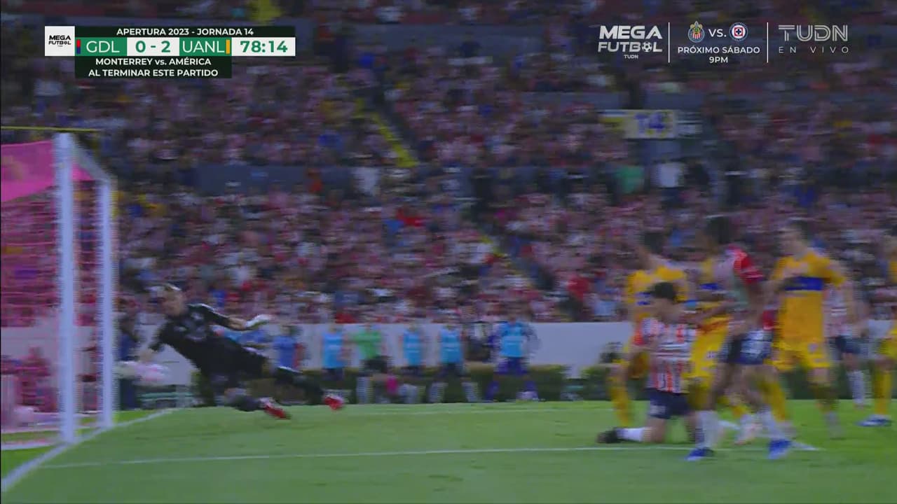 ¡Otra vez Nahuel Guzmán! Evita el gol de Chivas
