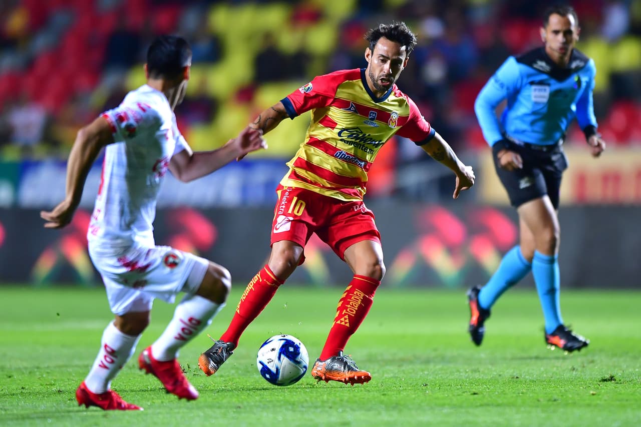 Jorge Valdivia toma la pelota y se aproxima al arco rival con mucho peligro.