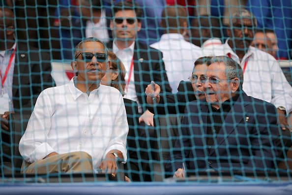 Barack Obama y Raúl Castro no sólo hablaron de política, también de béisbol. El deporte unió a los dos mandatarios, quienes se fueron al finalizar la tercera entrada del juego en que Rays venció a Cuba 4-1 en un juego que fue una fiesta el el estadio 'El Latino' de la Habana.