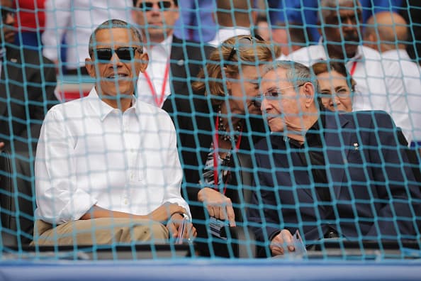 Barack Obama y Raúl Castro no sólo hablaron de política, también de béisbol. El deporte unió a los dos mandatarios, quienes se fueron al finalizar la tercera entrada del juego en que Rays venció a Cuba 4-1 en un juego que fue una fiesta el el estadio 'El Latino' de la Habana.