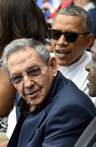 Barack Obama y Raúl Castro no sólo hablaron de política, también de béisbol. El deporte unió a los dos mandatarios, quienes se fueron al finalizar la tercera entrada del juego en que Rays venció a Cuba 4-1 en un juego que fue una fiesta el el estadio 'El Latino' de la Habana.