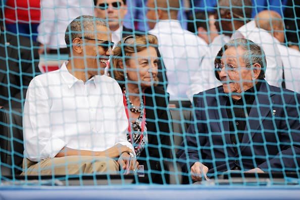 Barack Obama y Raúl Castro no sólo hablaron de política, también de béisbol. El deporte unió a los dos mandatarios, quienes se fueron al finalizar la tercera entrada del juego en que Rays venció a Cuba 4-1 en un juego que fue una fiesta el el estadio 'El Latino' de la Habana.