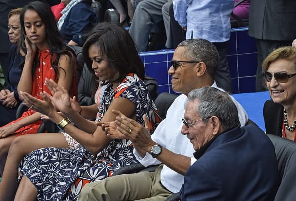 Barack Obama y Raúl Castro no sólo hablaron de política, también de béisbol. El deporte unió a los dos mandatarios, quienes se fueron al finalizar la tercera entrada del juego en que Rays venció a Cuba 4-1 en un juego que fue una fiesta el el estadio 'El Latino' de la Habana.