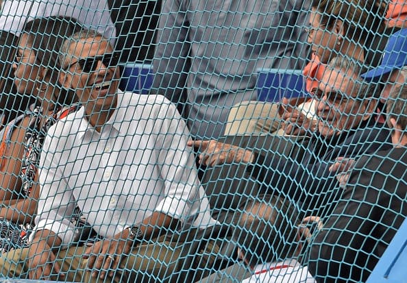 Barack Obama y Raúl Castro no sólo hablaron de política, también de béisbol. El deporte unió a los dos mandatarios, quienes se fueron al finalizar la tercera entrada del juego en que Rays venció a Cuba 4-1 en un juego que fue una fiesta el el estadio 'El Latino' de la Habana.
