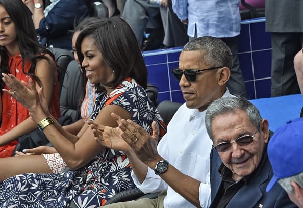 Barack Obama y Raúl Castro no sólo hablaron de política, también de béisbol. El deporte unió a los dos mandatarios, quienes se fueron al finalizar la tercera entrada del juego en que Rays venció a Cuba 4-1 en un juego que fue una fiesta el el estadio 'El Latino' de la Habana.