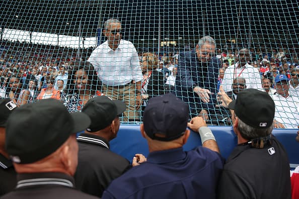 Barack Obama y Raúl Castro no sólo hablaron de política, también de béisbol. El deporte unió a los dos mandatarios, quienes se fueron al finalizar la tercera entrada del juego en que Rays venció a Cuba 4-1 en un juego que fue una fiesta el el estadio 'El Latino' de la Habana.