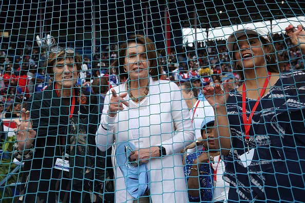 Barack Obama y Raúl Castro no sólo hablaron de política, también de béisbol. El deporte unió a los dos mandatarios, quienes se fueron al finalizar la tercera entrada del juego en que Rays venció a Cuba 4-1 en un juego que fue una fiesta el el estadio 'El Latino' de la Habana.