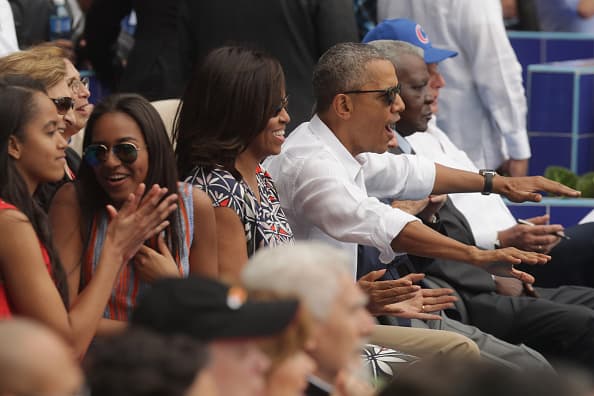 Barack Obama y Raúl Castro no sólo hablaron de política, también de béisbol. El deporte unió a los dos mandatarios, quienes se fueron al finalizar la tercera entrada del juego en que Rays venció a Cuba 4-1 en un juego que fue una fiesta el el estadio 'El Latino' de la Habana.
