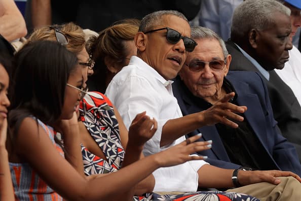 Barack Obama y Raúl Castro no sólo hablaron de política, también de béisbol. El deporte unió a los dos mandatarios, quienes se fueron al finalizar la tercera entrada del juego en que Rays venció a Cuba 4-1 en un juego que fue una fiesta el el estadio 'El Latino' de la Habana.