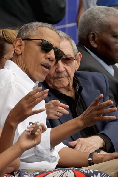 Barack Obama y Raúl Castro no sólo hablaron de política, también de béisbol. El deporte unió a los dos mandatarios, quienes se fueron al finalizar la tercera entrada del juego en que Rays venció a Cuba 4-1 en un juego que fue una fiesta el el estadio 'El Latino' de la Habana.