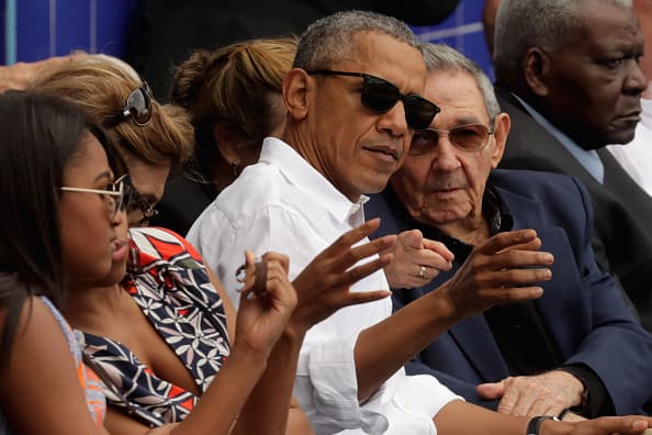Barack Obama y Raúl Castro no sólo hablaron de política, también de béisbol. El deporte unió a los dos mandatarios, quienes se fueron al finalizar la tercera entrada del juego en que Rays venció a Cuba 4-1 en un juego que fue una fiesta el el estadio 'El Latino' de la Habana.