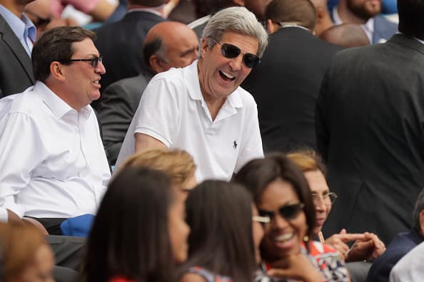Barack Obama y Raúl Castro no sólo hablaron de política, también de béisbol. El deporte unió a los dos mandatarios, quienes se fueron al finalizar la tercera entrada del juego en que Rays venció a Cuba 4-1 en un juego que fue una fiesta el el estadio 'El Latino' de la Habana.