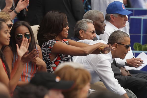 Barack Obama y Raúl Castro no sólo hablaron de política, también de béisbol. El deporte unió a los dos mandatarios, quienes se fueron al finalizar la tercera entrada del juego en que Rays venció a Cuba 4-1 en un juego que fue una fiesta el el estadio 'El Latino' de la Habana.