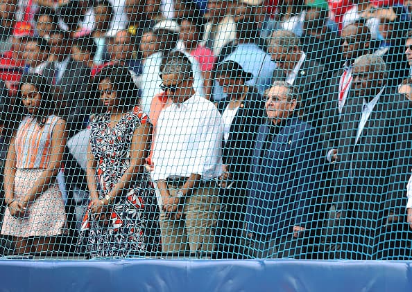 Barack Obama y Raúl Castro no sólo hablaron de política, también de béisbol. El deporte unió a los dos mandatarios, quienes se fueron al finalizar la tercera entrada del juego en que Rays venció a Cuba 4-1 en un juego que fue una fiesta el el estadio 'El Latino' de la Habana.