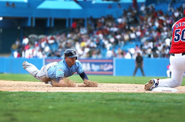 Barack Obama y Raúl Castro no sólo hablaron de política, también de béisbol. El deporte unió a los dos mandatarios, quienes se fueron al finalizar la tercera entrada del juego en que Rays venció a Cuba 4-1 en un juego que fue una fiesta el el estadio 'El Latino' de la Habana.
