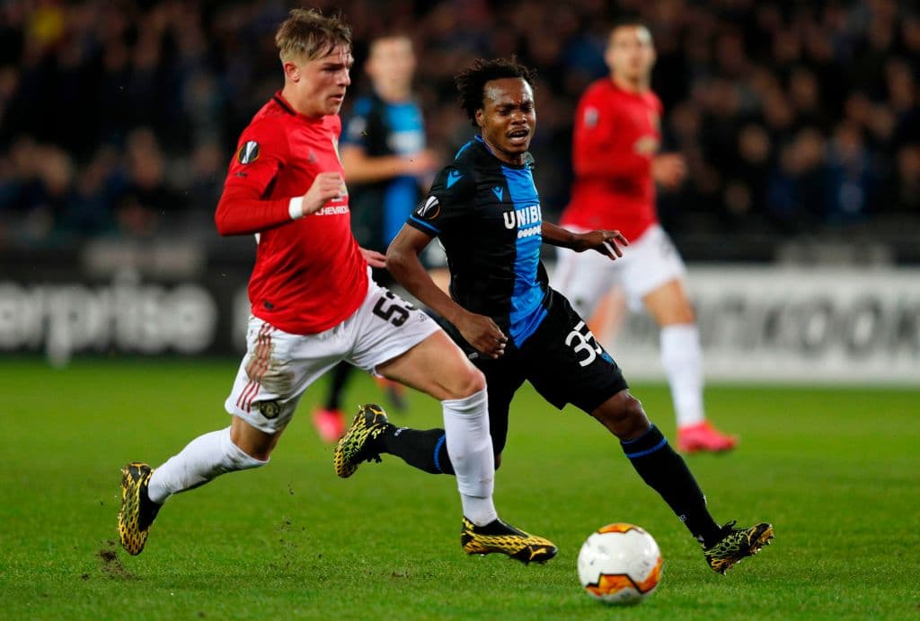 El juego arranca con mucha intensidad. Percy Tau, el delantero africano del Brugge, aprieta la salida del defensor del United, Brandon Williams.