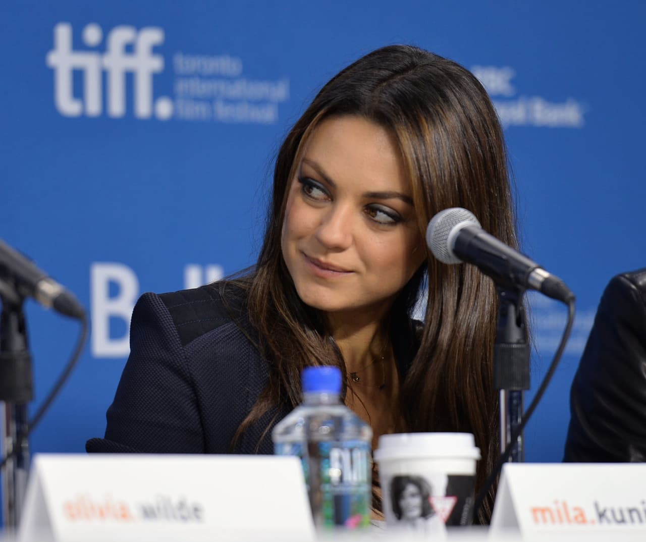 La actriz Mila Kunis es fanática de los Chicago Bears (NFL), de Los Angeles Dodgers (MLB) y de Los Angeles Lakers (NBA) y no solo expresa su apoyo en público sino que es espectadora frecuente en los escenarios. Con su belleza, enmarcada por sus sensuales rostro y cuerpo, se roba más de una mirada.