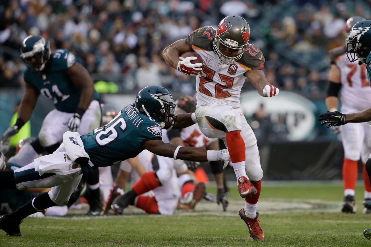 Los Buccaneers son el primer equipo en la historia de la NFL en tener a un quarterback con al menos cinco pases de touchdown y un corredor con al menos 200 yardas terrestres en un partido como visitante.