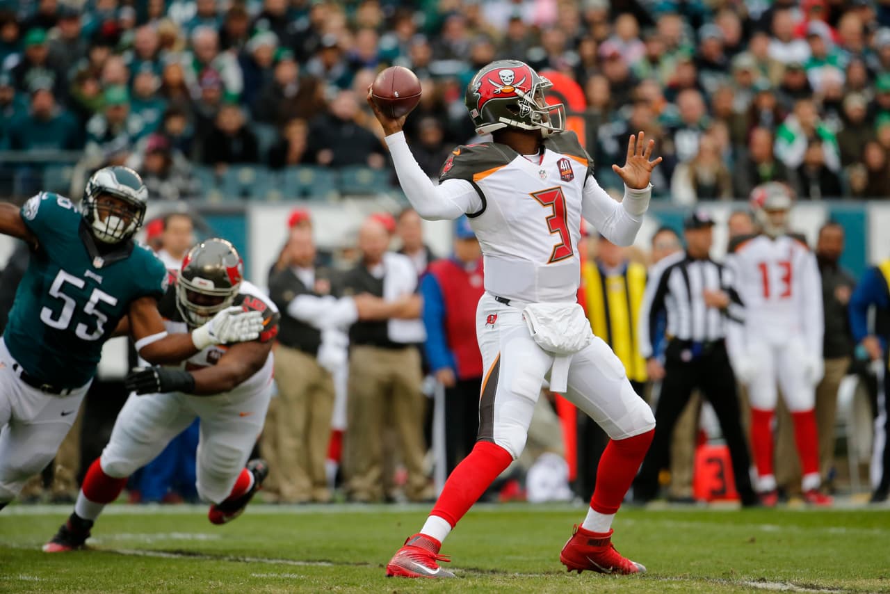 Winston es el segundo quarterback novato en la historia de la NFL en sumar cinco envíos de touchdown sin intercepciones, uniéndose a RAY BUIVID, quien consiguió ese hito el 5 de diciembre de 1937 para los Chicago Bears.