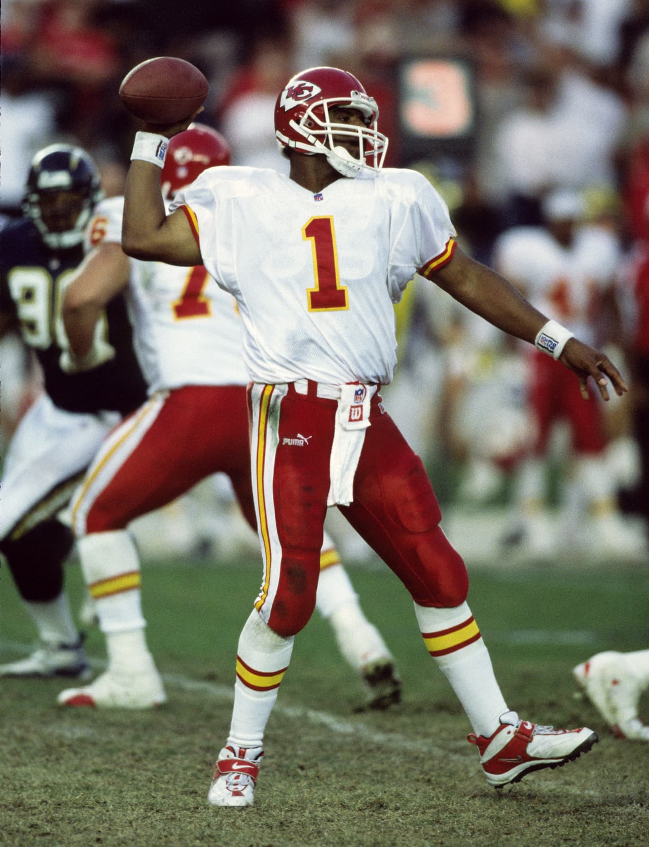 Hasselbeck, que cumplió 40 años de edad el pasador 25 de septiembre, mejoró su marca a 3-0 como titular en esta campaña con lo que se unió al miembro del Salón de la Fama WARREN MOON (4) y BRETT FAVRE (4) como los únicos quarterbacks en ganar al menos tres juegos como titular consecutivos con al menos 40 años de edad en la era del Super Bowl.