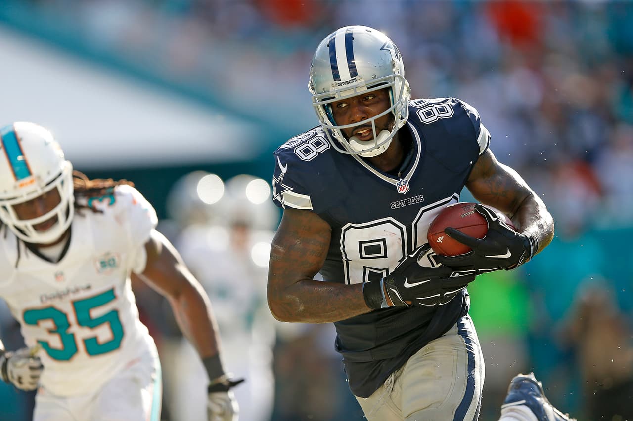 6.- El receptor de Dallas DEZ BRYANT tuvo una atrapada de 16 yardas para touchdown en el triunfo de los Cowboys 24-14 en Miami. Bryant tiene al menos una recepción para anotación en 13 juegos interconferencia de manera consecutiva, la racha más larga desde la fusión AFL/NFL en 1970.