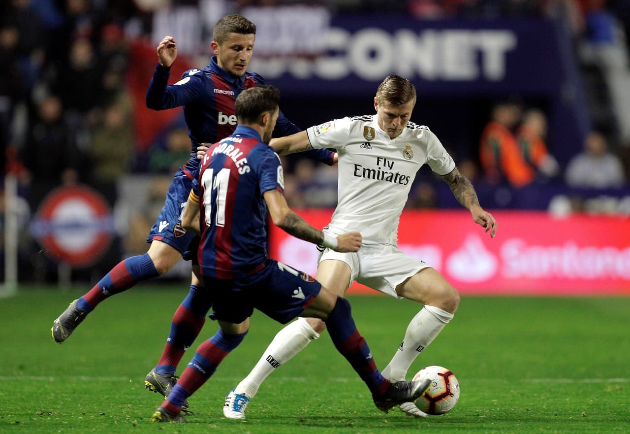 El centrocampista alemán del Real Madrid, Toni Kroos (derecha) fue clave en la generación de juego para su equipo.