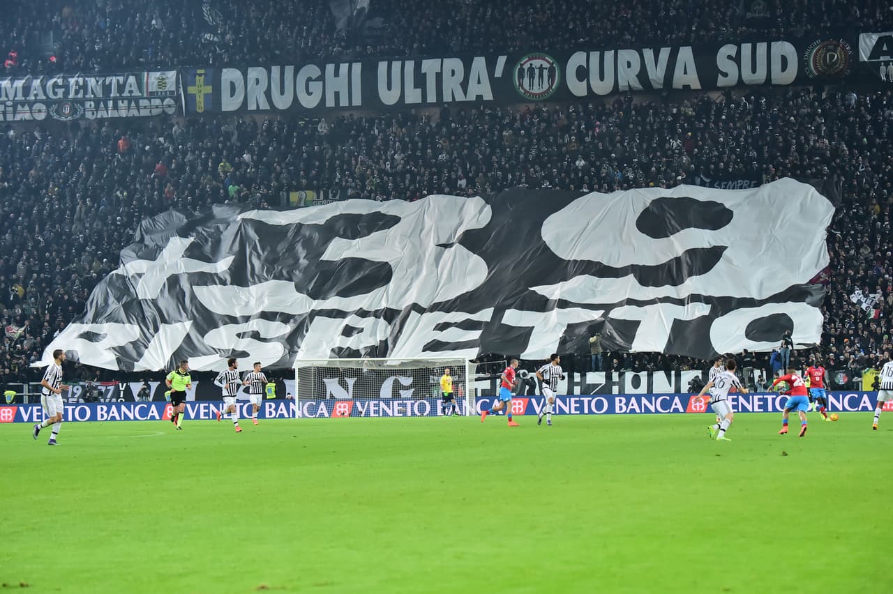 Esta es de los 'tiffosi' (hinchas) de la Juventus de Turín: conmemora a los más de 39 hinchas italianos muertos en la tragedia de Heysel, Bélgica, en 1985.