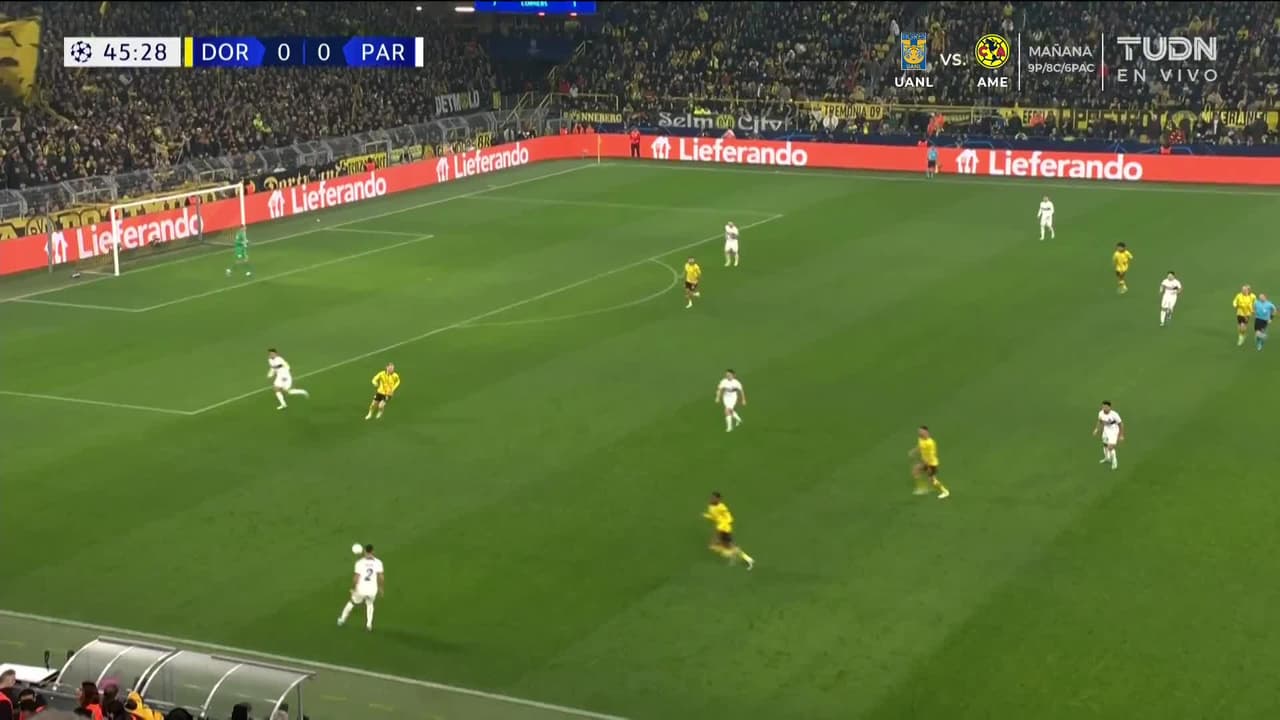 ¡TIRO ATAJADO! disparo por Julian Brandt.