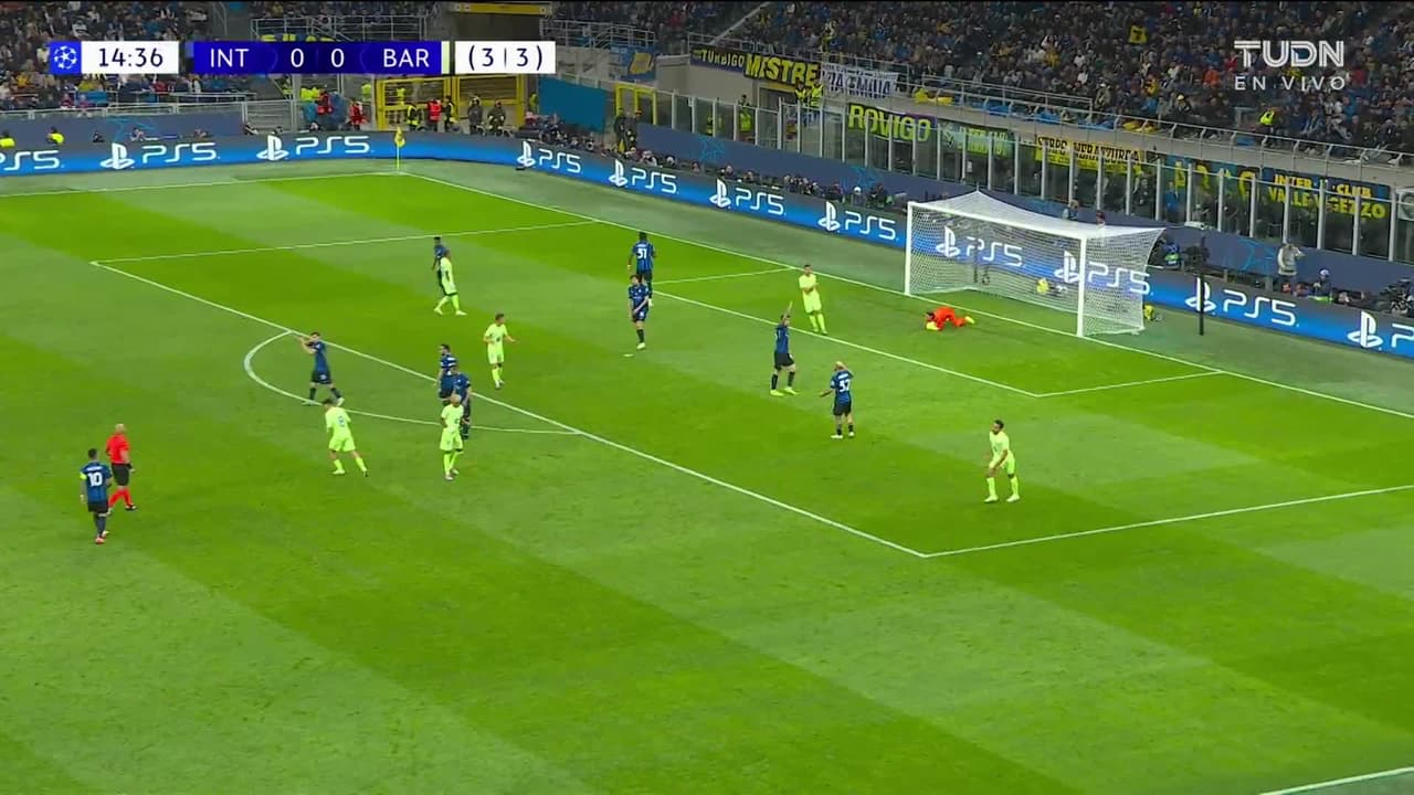 ¡TIRO ATAJADO! disparo por Lamine Yamal.