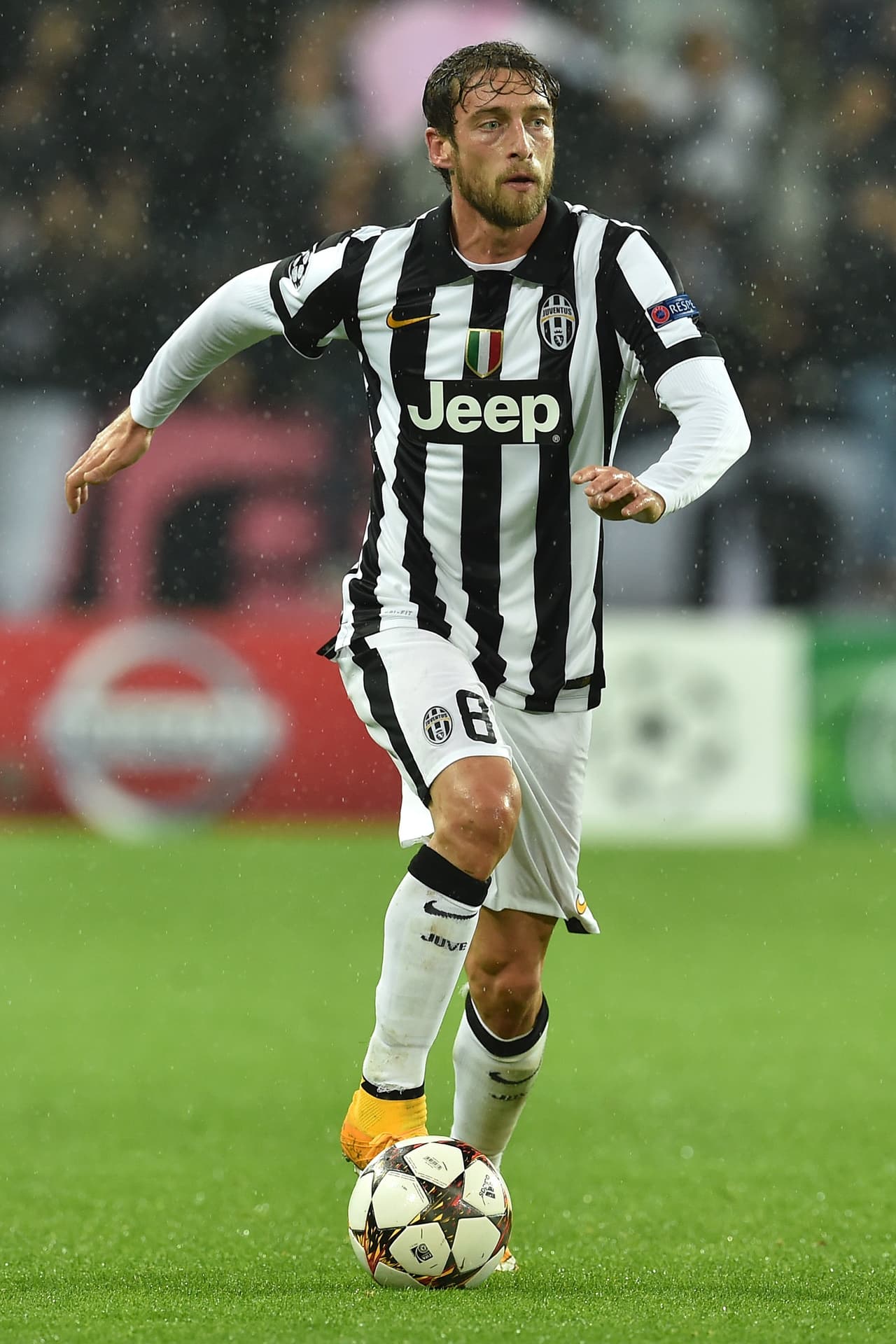 8 CLAUDIO MARCHISIO Volante italiano con gran calidad y buena técnica individual que suele pasar desapercibido ante el poder ofensivo de la Juventus. Es un jugador de sacrificio que sabe generar ocasiones de gol, recupera balones y arma proyecciones al ataque. Una pieza clave para el equilibrio del equipo bianconero. Solamente se perdió el juego de vuelta ante el Atlético de Madrid y fue titular en el resto de los once partidos de la Juve. Jugó los 90 minutos en los últimos seis partidos. Vio una amarilla y ha dado una asistencia de gol.