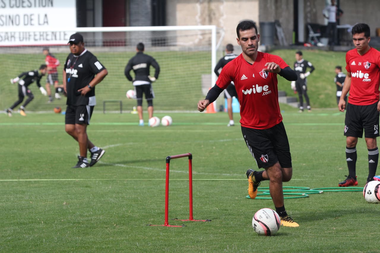 El defensa hizo algunos trabajos con la pelota, la misma de la que ha estado alejado en las últimas semanas.