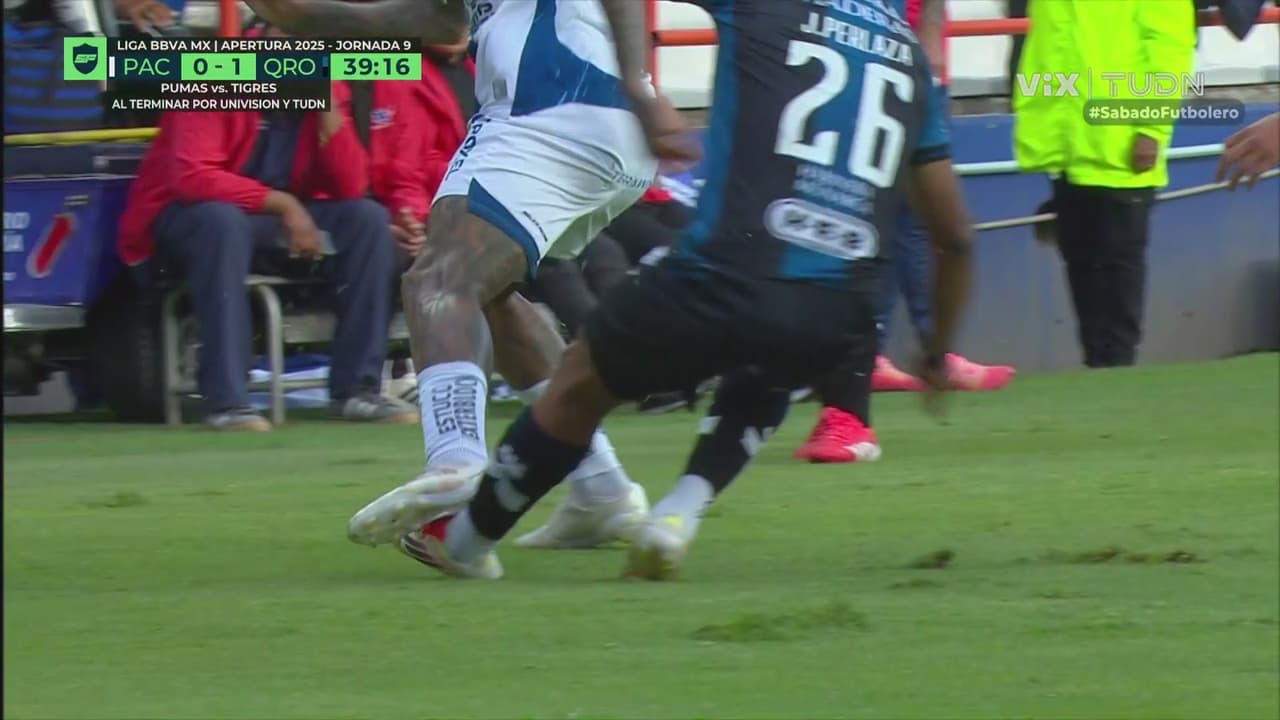 ¿Y esto? Tremenda falta sobre Perlaza y el árbitro no saca ni amarilla