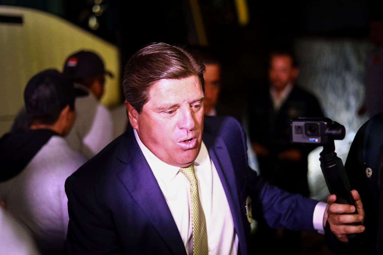 Llegaba el entrenador del América, Miguel Herrera, en medio de mucha gente americanista, deseándole buena suerte al capitán del barco azulcrema.