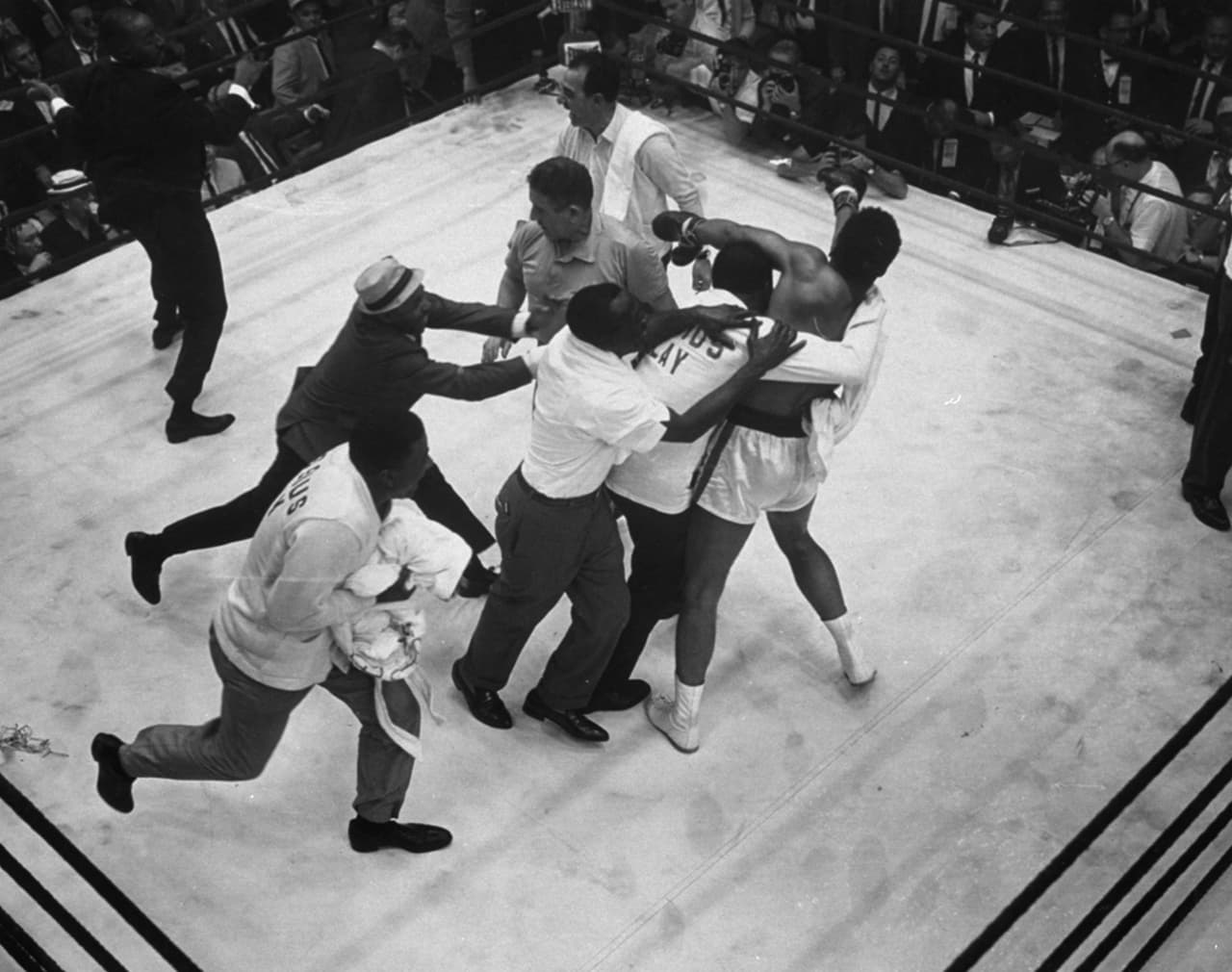 La pelea fue detenida de inmediato para declarar entonces el nuevo dueño de las fajas de peso pesado en The Ring, WBA y WBC a Muhammad Alí.