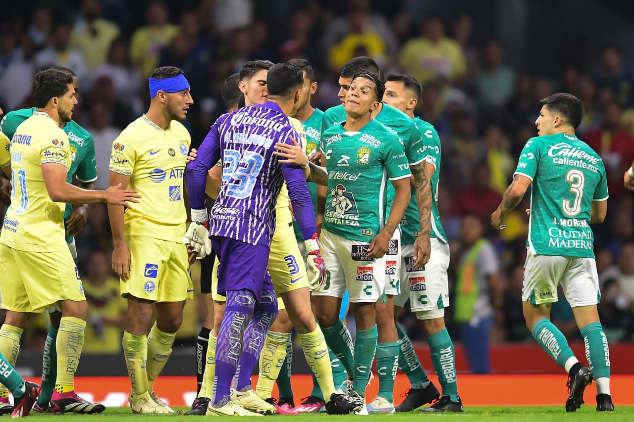 Minutos más tarde, Richard Sánchez y Moreno tuvieron un forcejeó que provocó que se armará una discusión entre jugadores dentro del campo, así como entre Nicolas Larcamón y Fernando Ortiz en el área técnica.
<br>