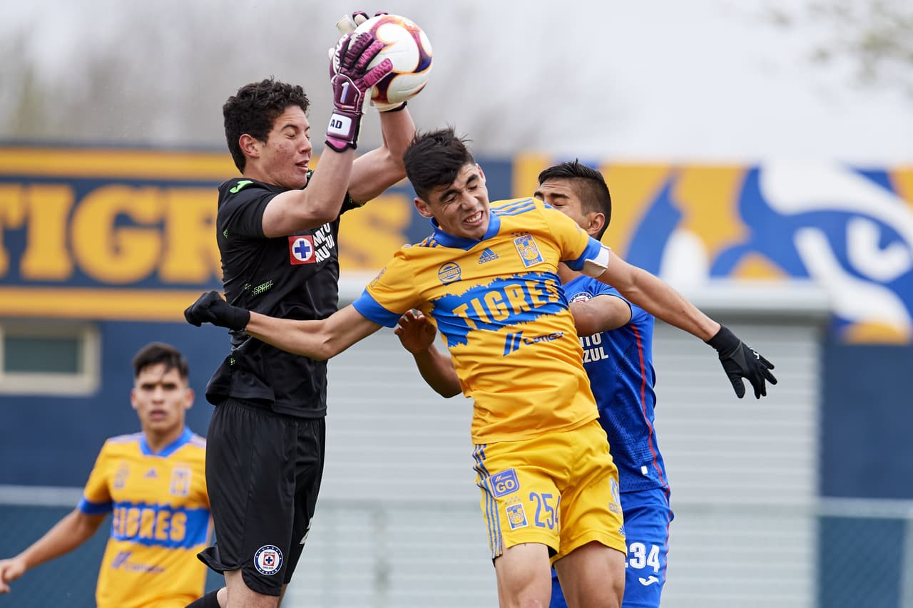 ¿Qué porteros puede considerar Cruz Azul tras la baja de Corona?