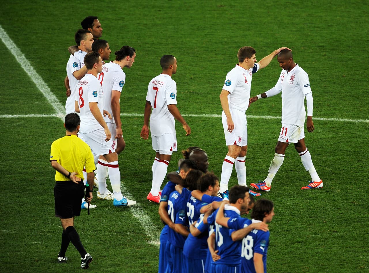 Ashley Young y Ashley Cole erraron en la tanda de penaltis de cuartos de final contra Italia, lo que al final costó la eliminación. En redes fueron duramente insultados a través del racismo.