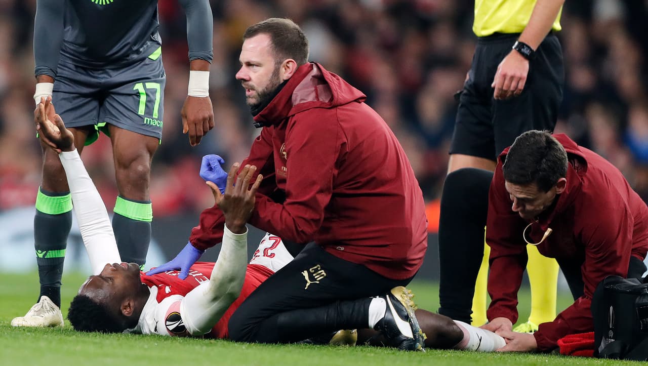 Al minuto 30 el mismo delantero inglés cayó tendido al gramado del estadio por una 
<a href="https://www.univision.com/deportes/futbol/uefa-europa-league/que-dolor-asi-fue-la-dura-lesion-de-danny-welbeck-que-lo-saco-del-juego-ante-sporting-fotos">aparante fractura en su tobillo derecho.</a>