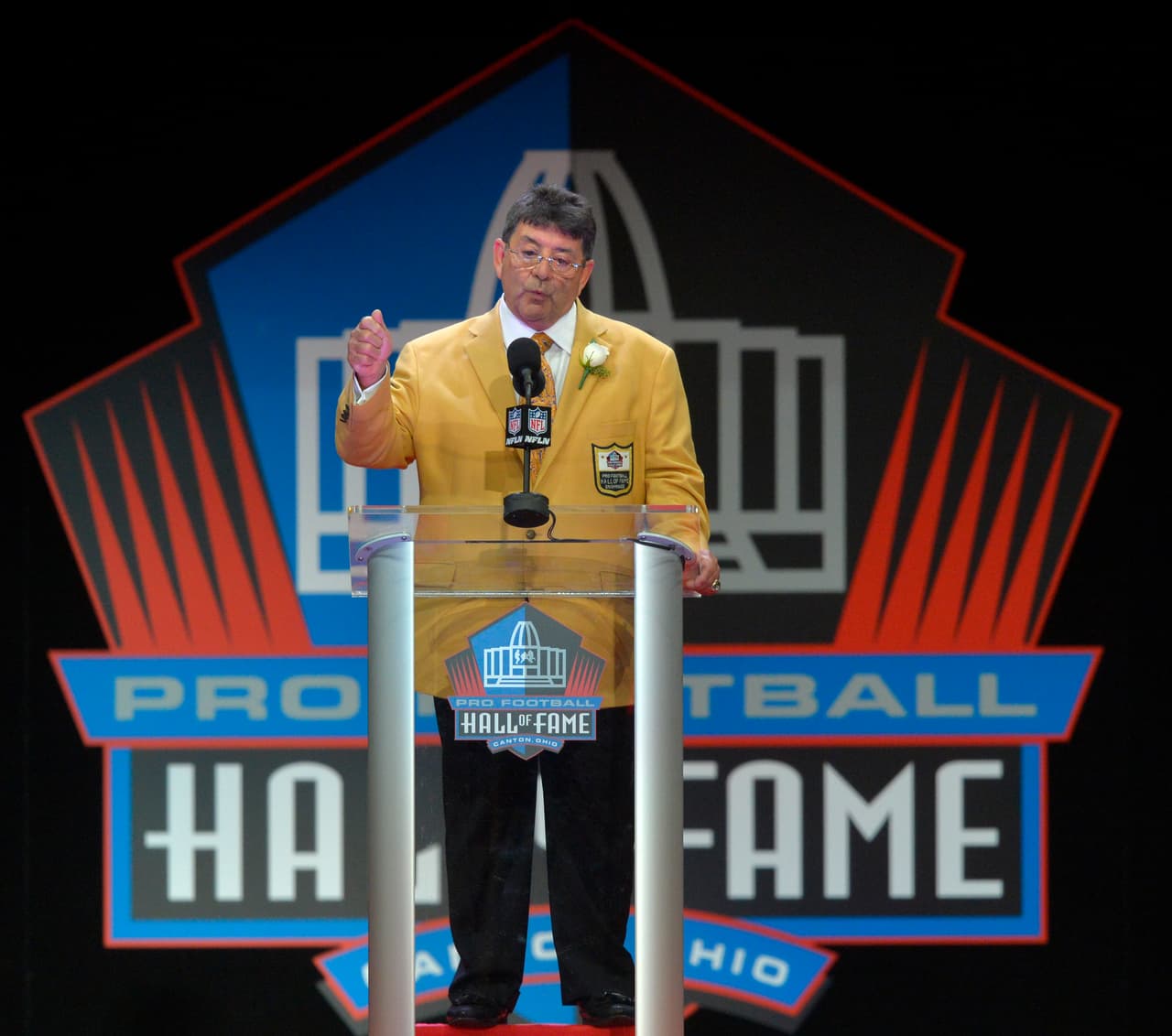 La clase 2016 del Salón de la Fama la completó Eddie DeBartolo Jr. quien fue propietario por 23 años de los San Francisco 49ers, tiempo en el cual llevó al equipo en cinco ocasiones a levantar el Trofeo Vince Lombardi, en la ediciones XVI, XIX, XXIII, XXIV y XXIX del Super Bowl.