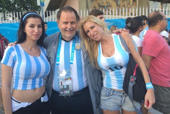Estuvo apoyando al seleccionado argentino y siempre rodeado de bellas mujeres.Todo sobre el Mundial de Brasil 2014.