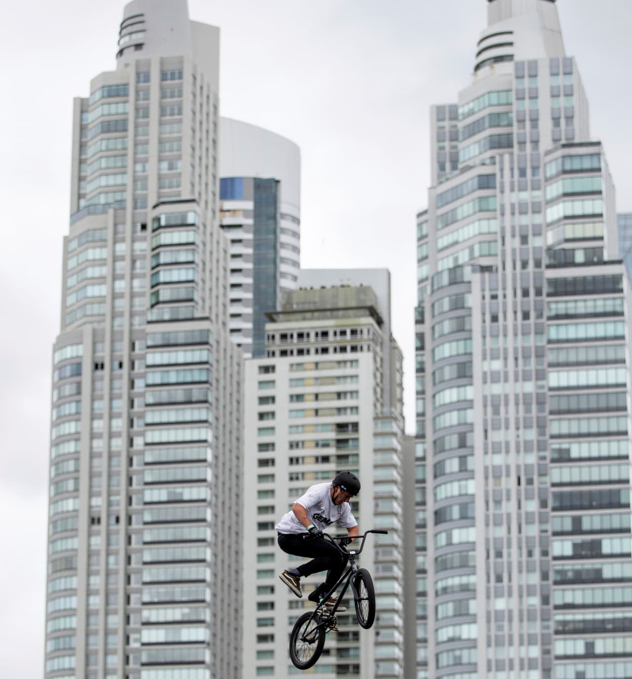 En el ciclismo BMX aparece Evan Brandes de Alemania en la gran final de freestyle para hombres en el Parque Urbano en los JJOO de la Juventud 2018.