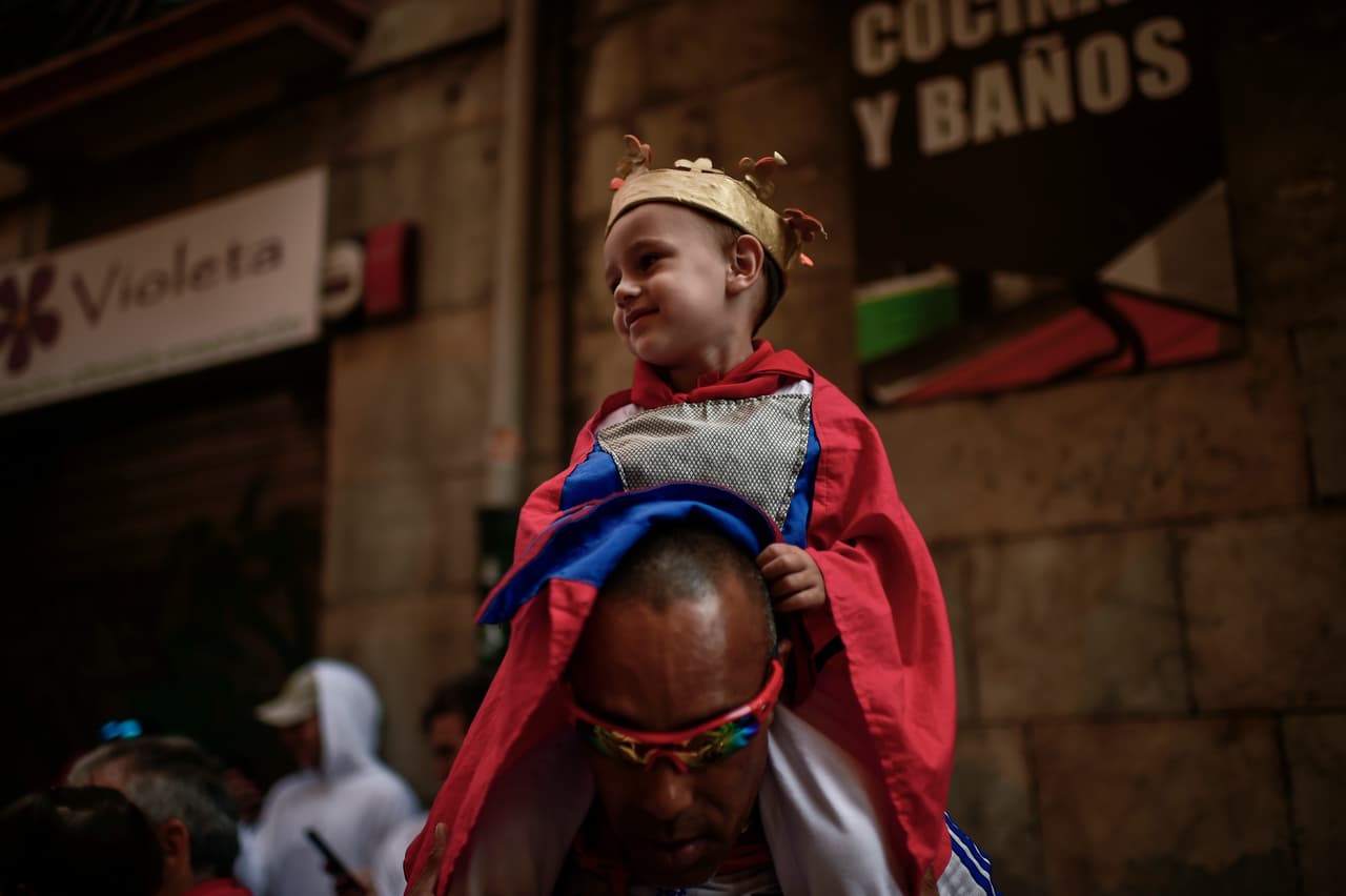 Gente de todo el mundo acude, envueltos en la curiosidad y por la manera en la que los aventureros relatan sus vivencias en las angostas calles de Pamplona. No hay límites de edad.