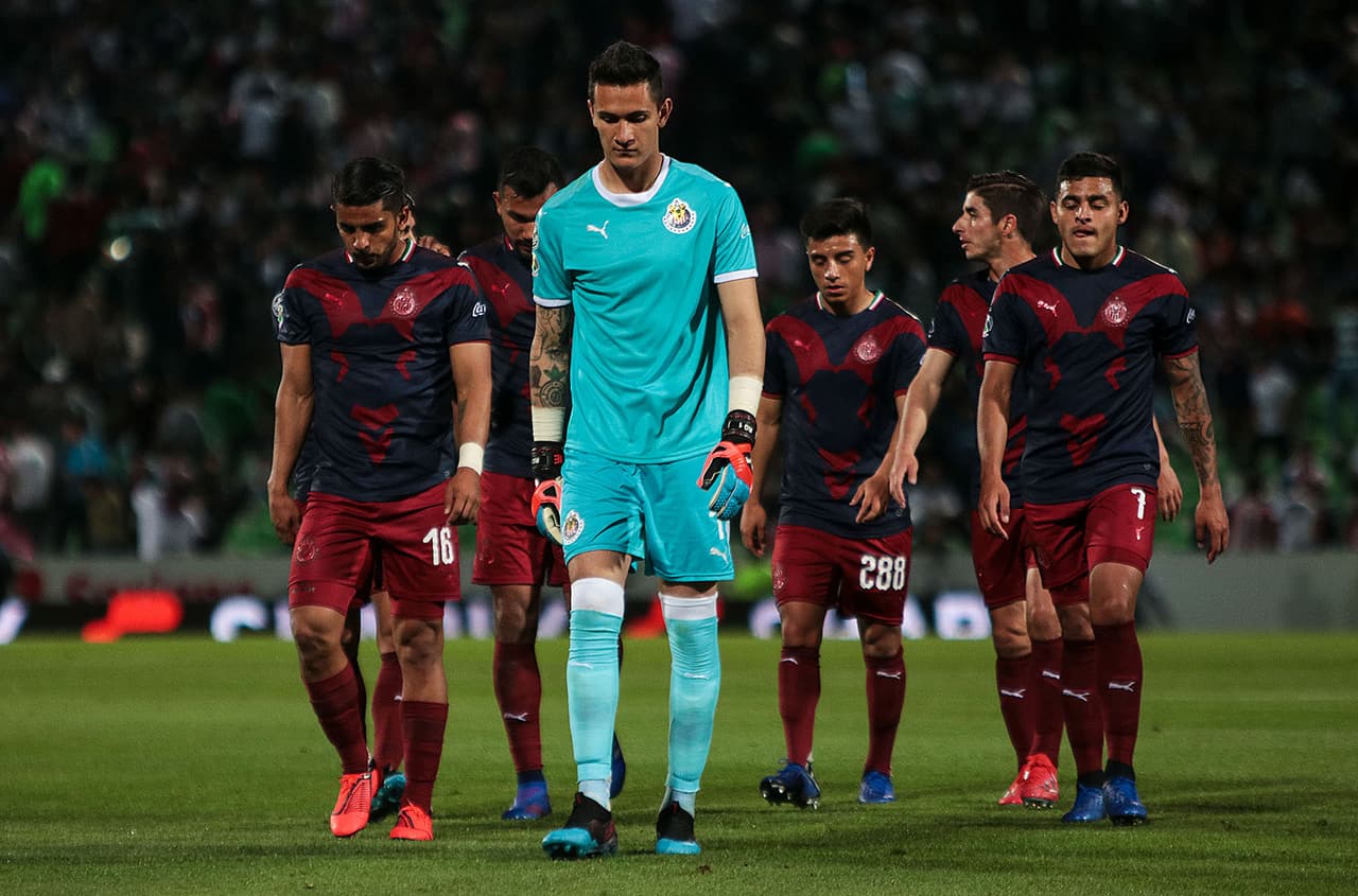 A pesar de los cinco minutos de tiempo añadido y un gol legítimo anulado a Santos, en las postrimerías del juego, Chivas no logró empatar y cargó con su primera derrota de la temporada.
