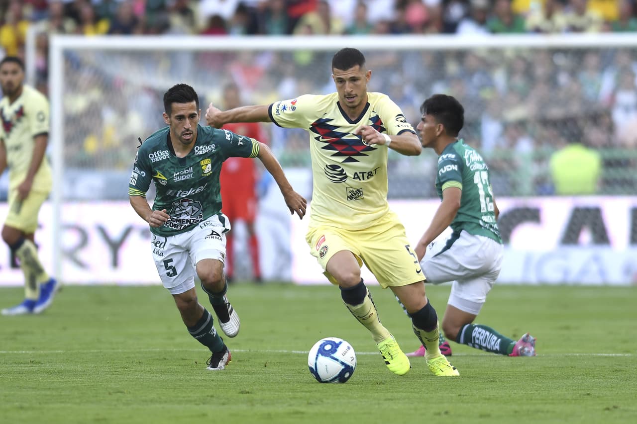 Fernando Navarro y Ángel Mena en la marca de Guido Rodríguez.